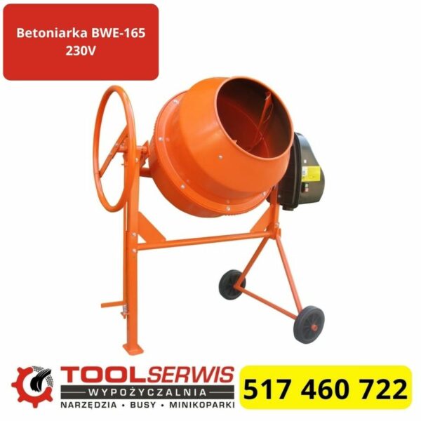 Betoniarka BWE-165 o pojemności 165 litrów podczas pracy na budowie
