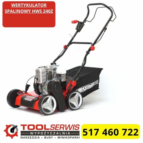 Wertykulator spalinowy HORTMASZ HWS 240Z podczas pracy na trawniku
